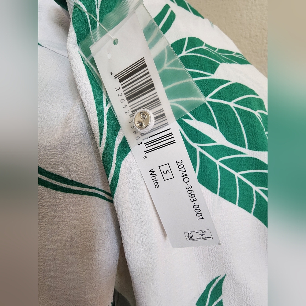 NWT- Step Into Spring Bold Green Leaf Pattern Shirt!🌿🌿 - Picture 8 of 10